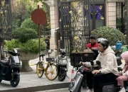松弛！申花外援特谢拉骑电动车带着女儿一同逛街