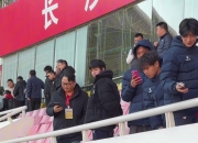 秒变移动打卡点！武磊观看三大球足球项目决赛，受到众多球迷热捧