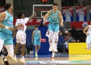🏀CBA半场：杨瀚森6+5 鲍威尔&韦瑟斯庞合砍20分 青岛52-39领先广州