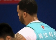 😡威瑟斯庞和胡明轩激情卡位并且一把推倒后者 被吹罚违体犯规
