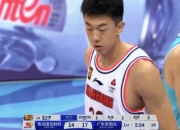 😂杜指导无奈！王少杰上场1分钟就送出3次犯规和1次失误 直接被换下场