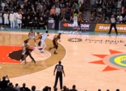 亨特扣翻+怒瞪文班却双方吃T😓NBA官方：取消文班的技犯😳