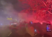 不满球队表现！费内巴切球迷聚众抗议俱乐部主席和球员