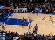可惜！崔永熙单打布伦森转身上篮不中 险些打进NBA第一球