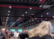 😅一南安普顿球迷的母亲预测球队0-5惨败成功 赛后接受球员颁奖