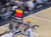 拍视频的球迷也被晃了🤣！华子大幅变向过人 镜头差点没跟上