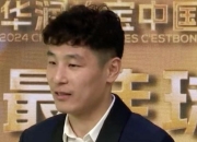 圆梦x2！被获准观看国足训练的球迷喜提武磊百场球衣签名并合影