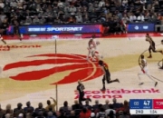 👀这个有点远噢！库里刚过半场Logo三分洞穿篮心