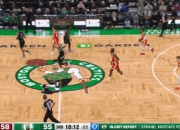 鹰眼！特雷-杨精准找到篮下空位 半场长传助杰伦-约翰逊空接