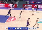 😂因素拉满！刘晓宇防守鞋掉了... 汤普森倒地助攻白昊天上篮！