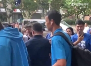 众多球迷控诉申花外联张川对球迷态度恶劣，曾粗暴推搡小球迷😡