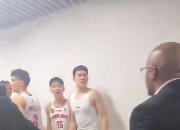 🥊广州球员赛后聚集在更衣室通道！主帅怒斥：回更衣室去！