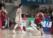 🤬贾明儒秀肌肉+投三分引发冲突 古德温抱了个娃进场劝架🤣