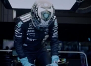 F1×欧冠🏎车手拉塞尔驾驶梅奔赛车，护送决赛用球前往安联球场