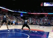 WNBA人气新秀里斯篮下强势打进 比出too small手势